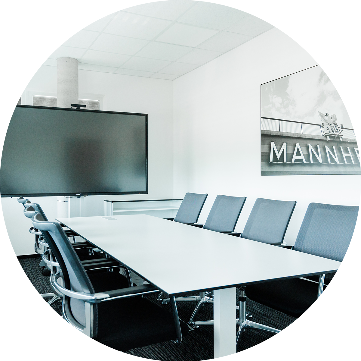 Moderner Konferenzraum mit KTW-Dekor, langem Tisch, Stühlen, großem Bildschirm und Wandkunst.